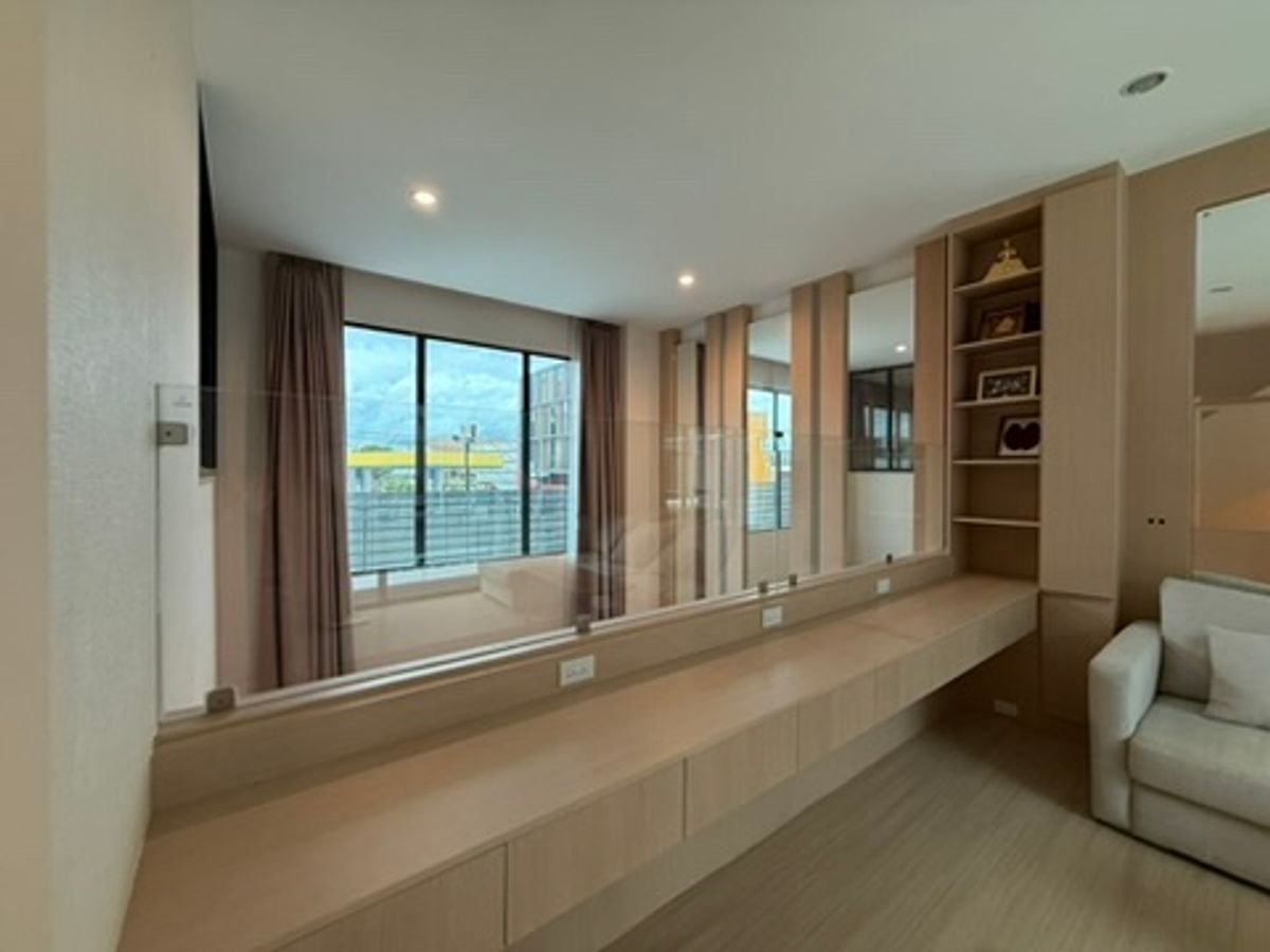 ขายทาวน์โฮมพัฒนาการ ศรีนครินทร์ : ขายด่วน พร้อมผู้เช่า ทาวน์โฮมหรู  Nirvana Define Srinakarin-Rama 9 : เนอวานา ดีฟายน์ ราคาดีที่สุดในโครงการ ทาวน์โฮมหรู Type C, 3 ชั้นครึ่ง ใช้งานน้อยมาก แต่งเพิ่มเติมไป กว่า 2 ล้านบาท ผู้เช่า 65,000 บาท เพิ่งทำสัญญาเดือนแรก 