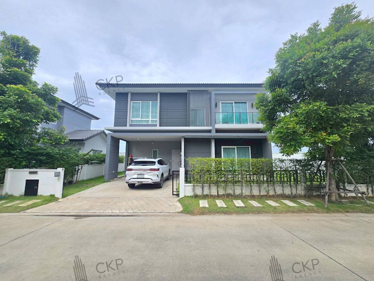 For SaleHouseRathburana, Suksawat : Single house, Centro Pracha Uthit 90, house opposite the roundabout, spacious area and garden area within the fence, shady atmosphere, convenient transportation.