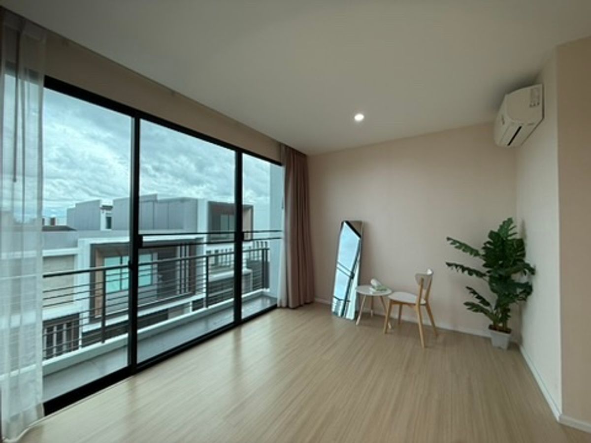 ขายทาวน์โฮมพัฒนาการ ศรีนครินทร์ : ขายด่วน พร้อมผู้เช่า ทาวน์โฮมหรู  Nirvana Define Srinakarin-Rama 9 : เนอวานา ดีฟายน์ ราคาดีที่สุดในโครงการ ทาวน์โฮมหรู Type C, 3 ชั้นครึ่ง ใช้งานน้อยมาก แต่งเพิ่มเติมไป กว่า 2 ล้านบาท ผู้เช่า 65,000 บาท เพิ่งทำสัญญาเดือนแรก 