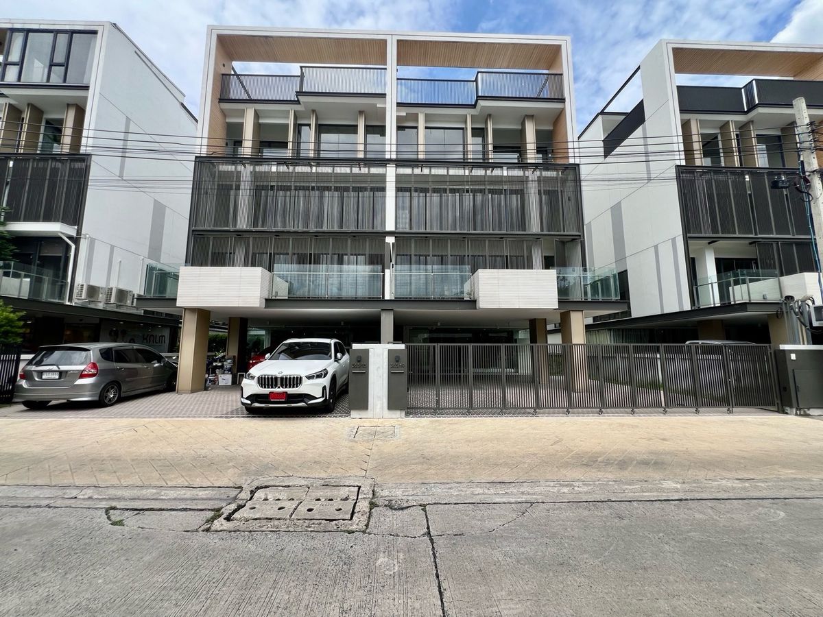 For SaleHome OfficeRama9, Petchburi, RCA : 🔥rare unit🔥 5-story home office with private elevator, parking 6-8 vehicles on Rama 9 Road, only 32.9 million*.