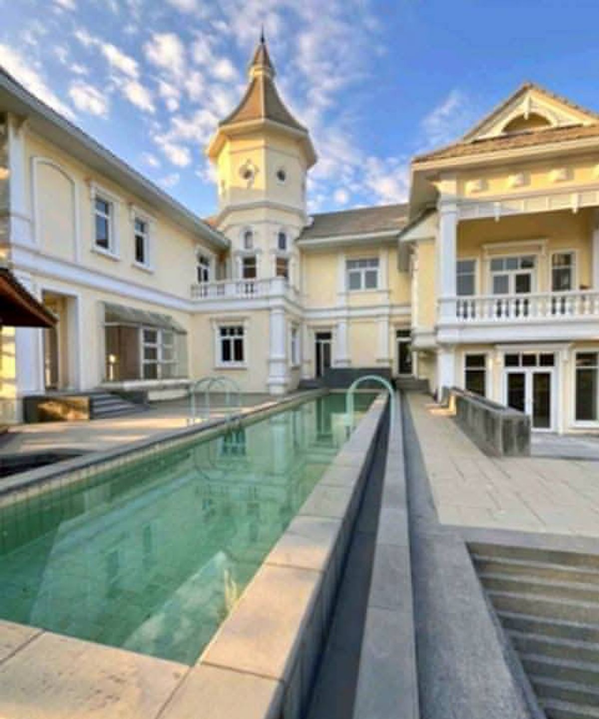 For SaleHouseKaset Nawamin,Ladplakao : The Royal Residence Kaset -Nawamin 4 bedrooms, 7 bathrooms, 2 multi -purpose rooms, 405.20 square wah with a swimming pool Soi Prasert Manukit Crocodile Bua Subdistrict, Lat Phrao District, Bangkok