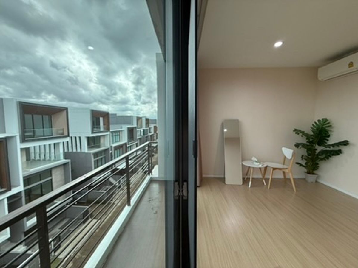 ขายทาวน์โฮมพัฒนาการ ศรีนครินทร์ : ขายด่วน พร้อมผู้เช่า ทาวน์โฮมหรู  Nirvana Define Srinakarin-Rama 9 : เนอวานา ดีฟายน์ ราคาดีที่สุดในโครงการ ทาวน์โฮมหรู Type C, 3 ชั้นครึ่ง ใช้งานน้อยมาก แต่งเพิ่มเติมไป กว่า 2 ล้านบาท ผู้เช่า 65,000 บาท เพิ่งทำสัญญาเดือนแรก 