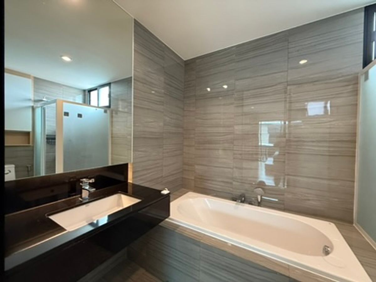 ขายทาวน์โฮมพัฒนาการ ศรีนครินทร์ : ขายด่วน พร้อมผู้เช่า ทาวน์โฮมหรู  Nirvana Define Srinakarin-Rama 9 : เนอวานา ดีฟายน์ ราคาดีที่สุดในโครงการ ทาวน์โฮมหรู Type C, 3 ชั้นครึ่ง ใช้งานน้อยมาก แต่งเพิ่มเติมไป กว่า 2 ล้านบาท ผู้เช่า 65,000 บาท เพิ่งทำสัญญาเดือนแรก 