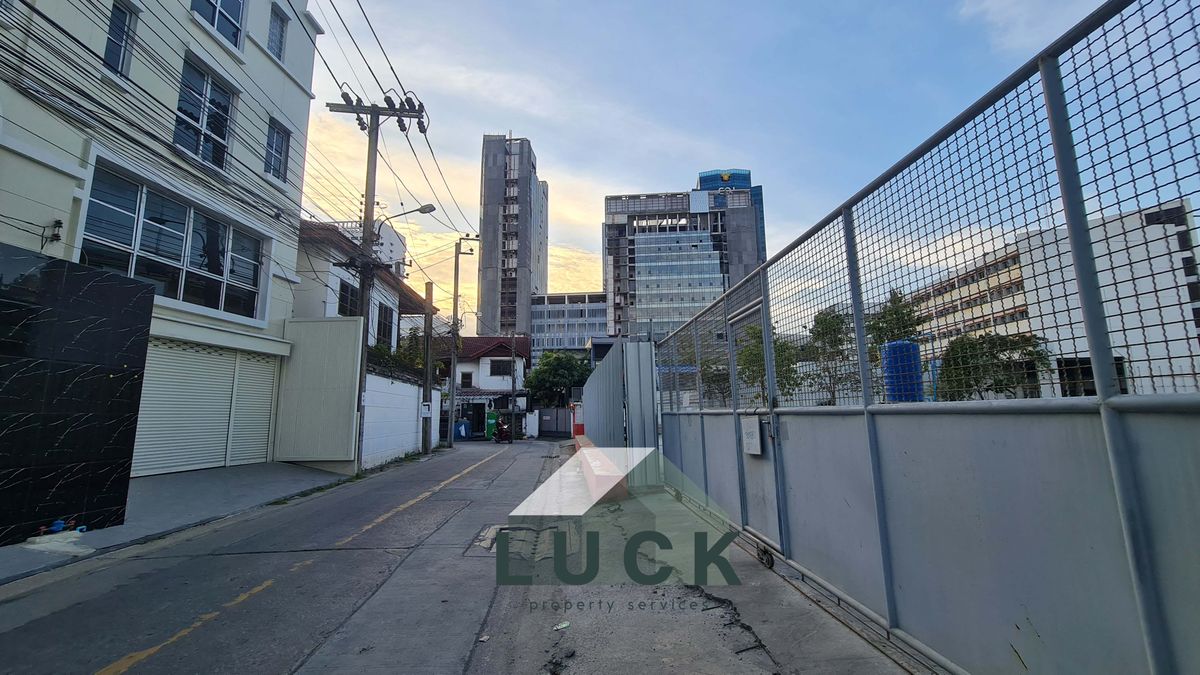 โฮมออฟฟิศรัชดา ห้วยขวาง : LUCK 🏠ขายโฮมออฟฟิศ รัชดาฯ 30  อาคาร 2 คูหา ทำเลดี ปรับปรุงใหม่ทั้งหลัง พร้อมใช้!!!