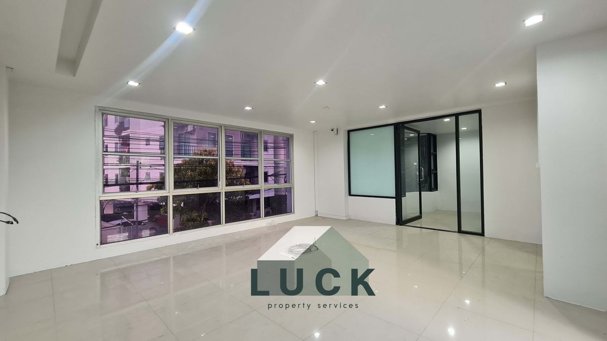 โฮมออฟฟิศรัชดา ห้วยขวาง : LUCK 🏠ขายโฮมออฟฟิศ รัชดาฯ 30  อาคาร 2 คูหา ทำเลดี ปรับปรุงใหม่ทั้งหลัง พร้อมใช้!!!