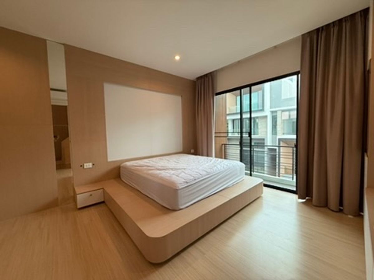 ขายทาวน์โฮมพัฒนาการ ศรีนครินทร์ : ขายด่วน พร้อมผู้เช่า ทาวน์โฮมหรู  Nirvana Define Srinakarin-Rama 9 : เนอวานา ดีฟายน์ ราคาดีที่สุดในโครงการ ทาวน์โฮมหรู Type C, 3 ชั้นครึ่ง ใช้งานน้อยมาก แต่งเพิ่มเติมไป กว่า 2 ล้านบาท ผู้เช่า 65,000 บาท เพิ่งทำสัญญาเดือนแรก 