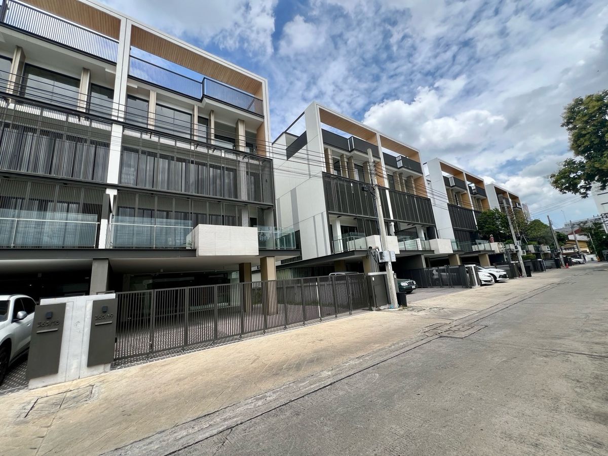 For SaleHome OfficeRama9, Petchburi, RCA : 🌃🔥Luxury Home Office Rama 9, high potential location Accepting 5% of the rent when being the owner.