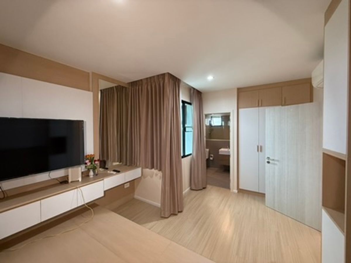 ขายทาวน์โฮมพัฒนาการ ศรีนครินทร์ : ขายด่วน พร้อมผู้เช่า ทาวน์โฮมหรู  Nirvana Define Srinakarin-Rama 9 : เนอวานา ดีฟายน์ ราคาดีที่สุดในโครงการ ทาวน์โฮมหรู Type C, 3 ชั้นครึ่ง ใช้งานน้อยมาก แต่งเพิ่มเติมไป กว่า 2 ล้านบาท ผู้เช่า 65,000 บาท เพิ่งทำสัญญาเดือนแรก 