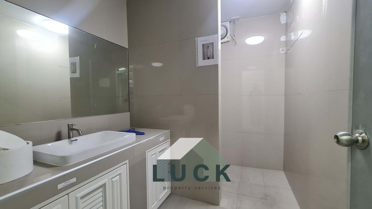 โฮมออฟฟิศรัชดา ห้วยขวาง : LUCK 🏠ขายโฮมออฟฟิศ รัชดาฯ 30  อาคาร 2 คูหา ทำเลดี ปรับปรุงใหม่ทั้งหลัง พร้อมใช้!!!