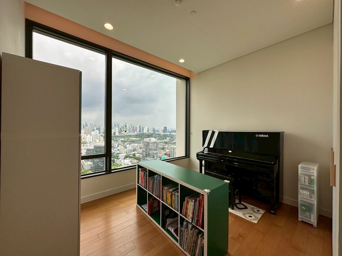 For SaleCondoWitthayu, Chidlom, Langsuan, Ploenchit : ✨ Luxury Condo in the Heart of Bangkok – Sindhorn Residence | Spacious 148 sq.m., 3 Bedrooms, 3 Bathrooms | Prime BTS Chidlom Location, Near Lumpini Park with Privacy & Full Facilities