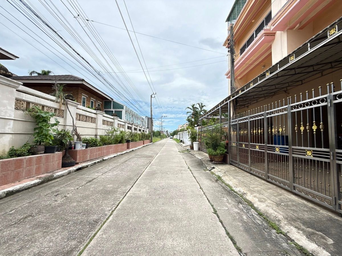 For RentTownhomeBangna, Bearing, Lasalle : House for rent, Naphalai Village, Bangna 🚊, can write down the company / kp002