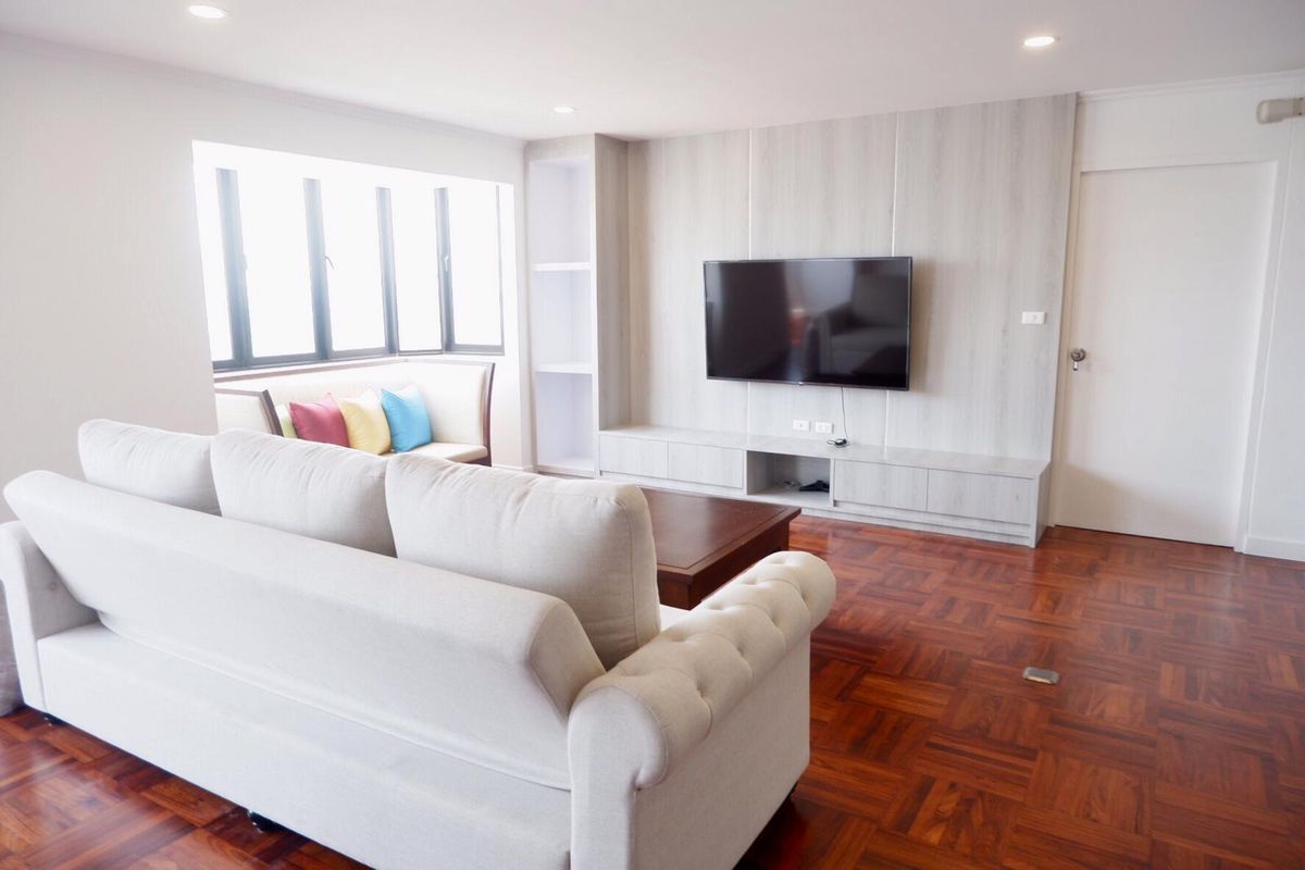 ให้เช่าคอนโดนานา : Omni Tower ซอยสุขุมวิท 4  ชั้น 14 ขนาด 132 ตรม. 2 ห้องนอนห้องมุม มองเห็นวิวสวยจากทุกห้อง พร้อมเฟอร์นิเจอร์ระดับไฮเอนด์