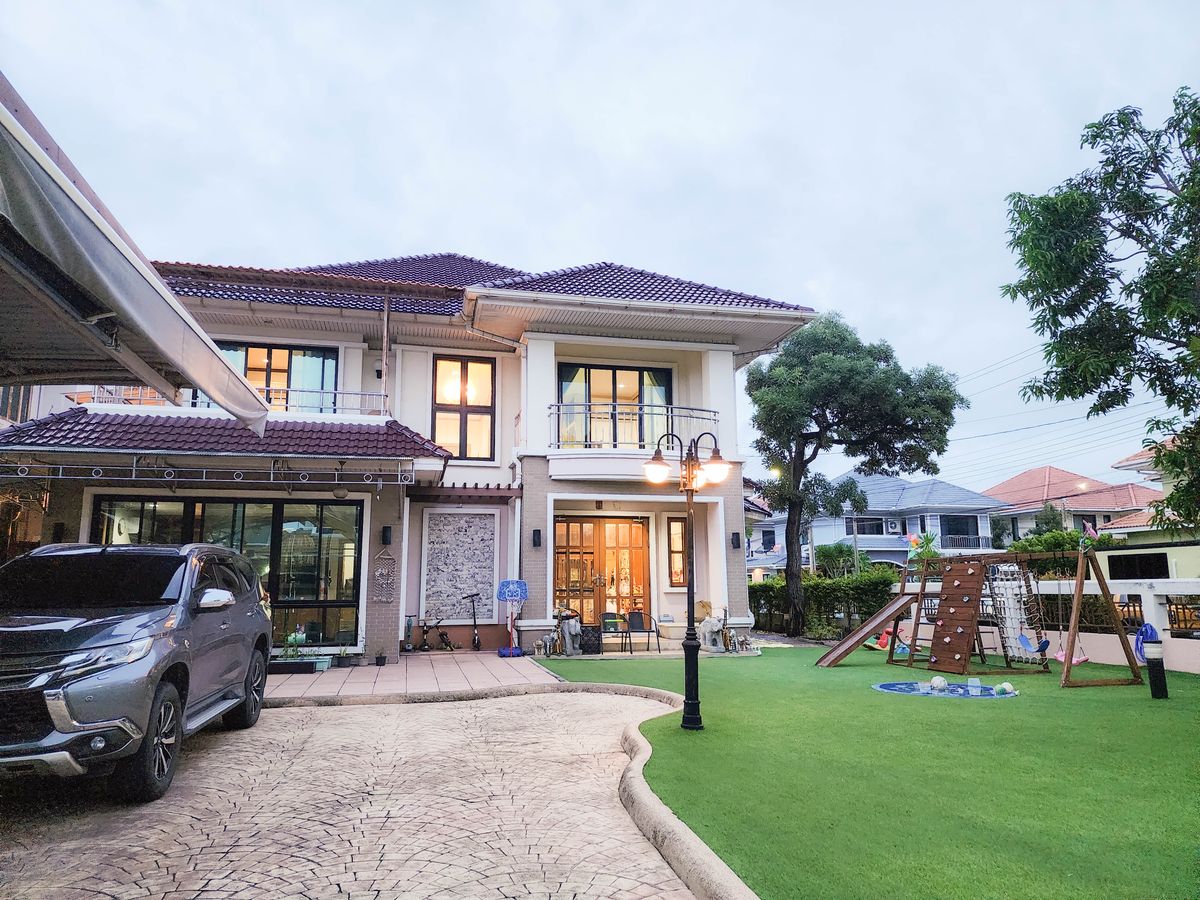 ขายบ้านสมุทรปราการ สำโรง : บ้านเดี่ยว 2 ชั้น หลังใหญ่ พร้อมสวนกว้าง บนพื้นที่ 156.4 ตร.ว. พื้นที่ใช้สอยกว่า 600 ตร.ม. ทำเลคุณภาพ เดินทางสะดวก ใกล้สะพานภูมิพล 1–2, ถนนวงแหวนอุตสาหกรรม และทางด่วนวงแหวนรอบนอก อนาคตติด รฟฟ.สายสีม่วงใต้ สถานีพระประแดง (คาดเปิด 2571)