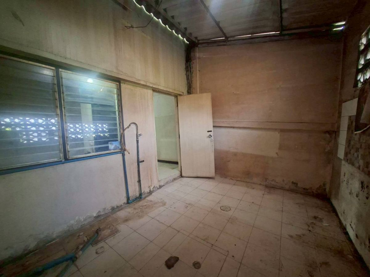 ขายทาวน์โฮมลาดกระบัง สุวรรณภูมิ : ขายด่วนทาวน์โฮม 3 ชั้น หมู่บ้านสวนหลวงโฮมเพลส เฉลิมพระเกียรติ ร.9 ซอย 30 (N.1854)