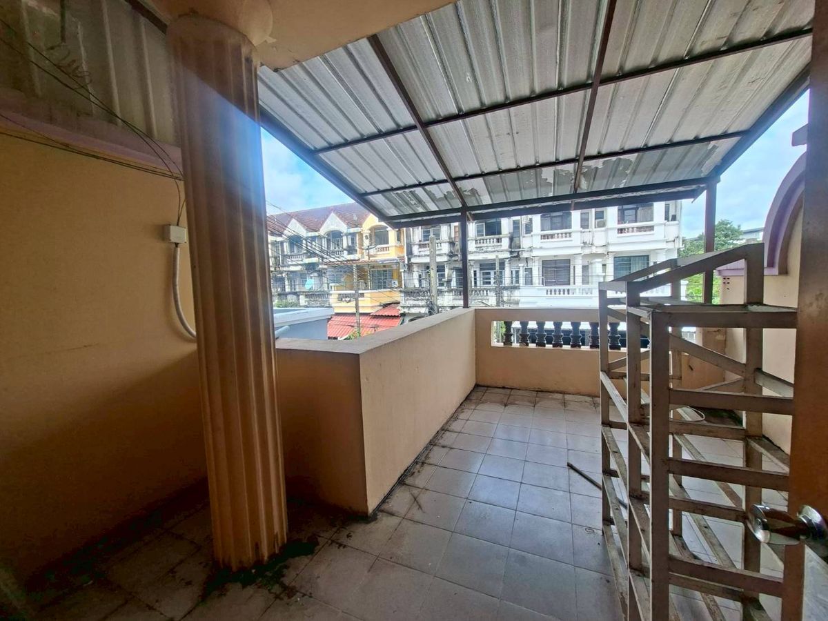 ขายทาวน์โฮมลาดกระบัง สุวรรณภูมิ : ขายด่วนทาวน์โฮม 3 ชั้น หมู่บ้านสวนหลวงโฮมเพลส เฉลิมพระเกียรติ ร.9 ซอย 30 (N.1854)