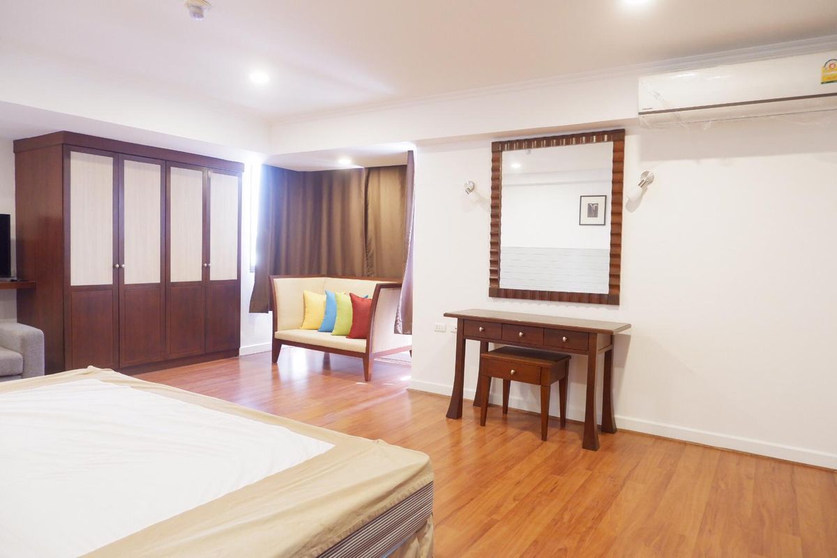 ให้เช่าคอนโดนานา : Omni Tower ซอยสุขุมวิท 4  ชั้น 14 ขนาด 132 ตรม. 2 ห้องนอนห้องมุม มองเห็นวิวสวยจากทุกห้อง พร้อมเฟอร์นิเจอร์ระดับไฮเอนด์