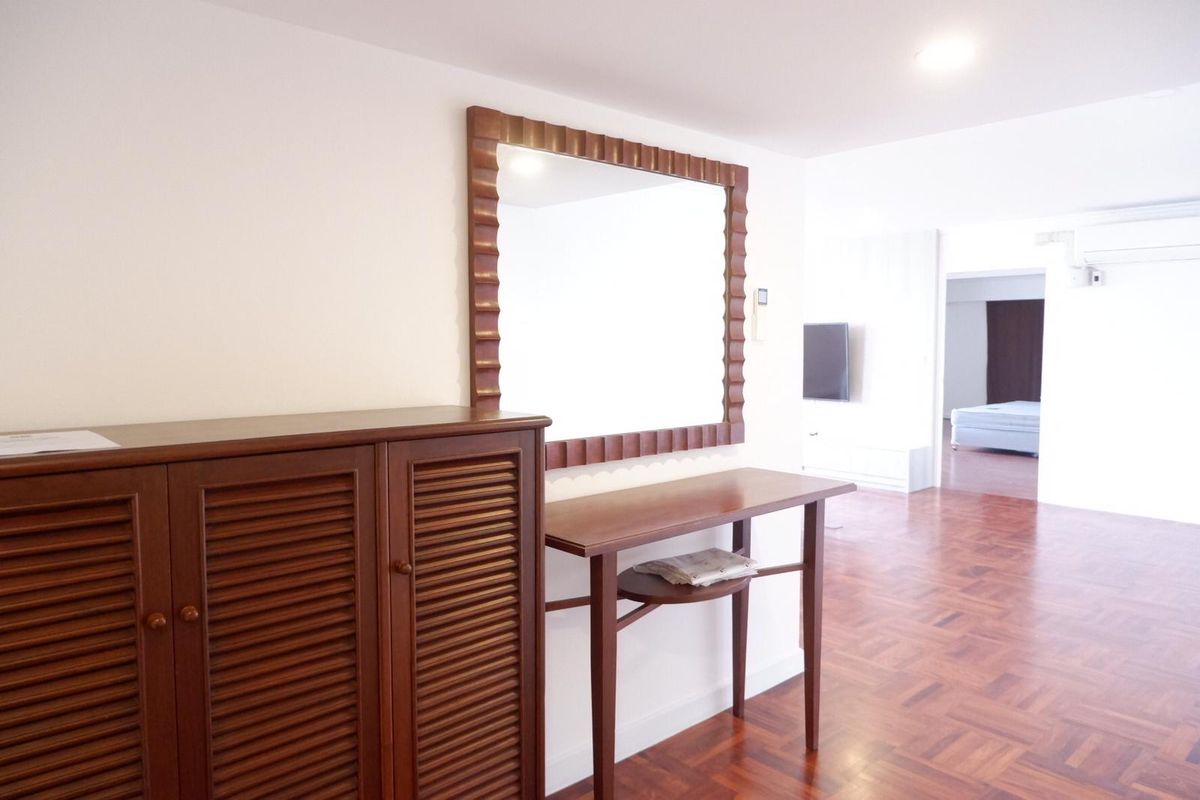 ให้เช่าคอนโดนานา : Omni Tower ซอยสุขุมวิท 4  ชั้น 14 ขนาด 132 ตรม. 2 ห้องนอนห้องมุม มองเห็นวิวสวยจากทุกห้อง พร้อมเฟอร์นิเจอร์ระดับไฮเอนด์