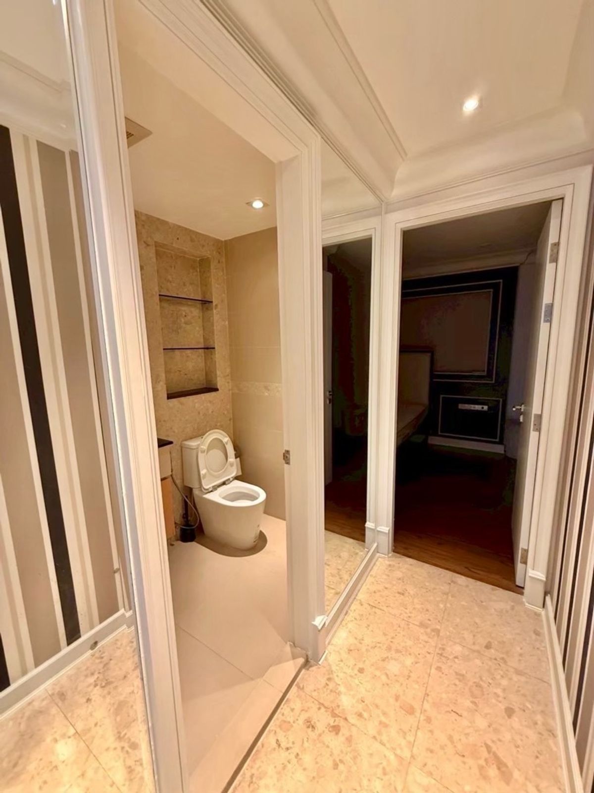 For RentCondoWitthayu, Chidlom, Langsuan, Ploenchit : ✨🏢 Rent a luxury condo in the heart of The Crest Ruamrudee Soi Ruamrudee 2 | Near BTS Ploenchit, Central Embassy, ​​Central Chidlom Condo, peaceful, beautiful, ready to move in. 🍃💫