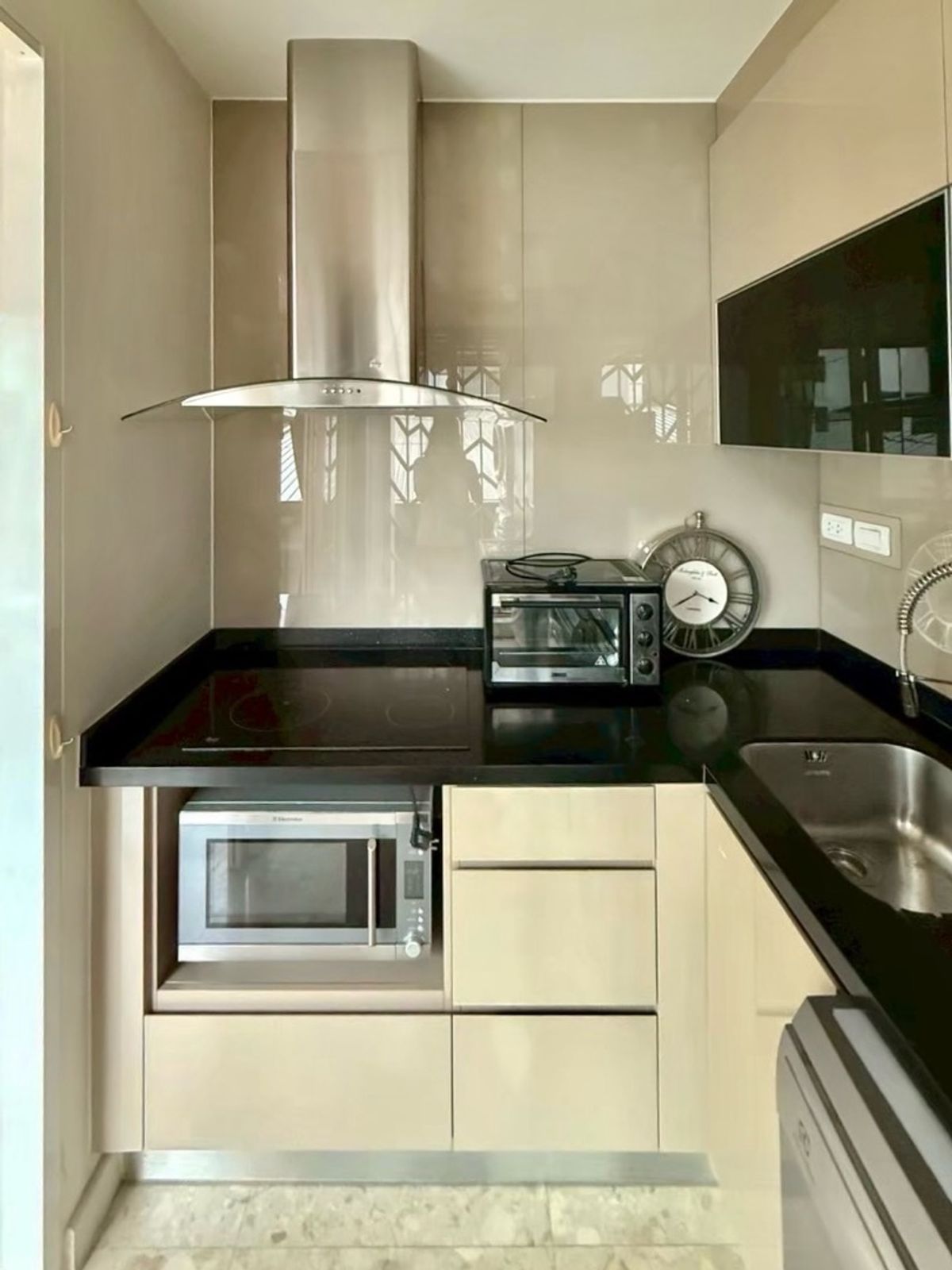 For RentCondoWitthayu, Chidlom, Langsuan, Ploenchit : ✨🏢 Rent a luxury condo in the heart of The Crest Ruamrudee Soi Ruamrudee 2 | Near BTS Ploenchit, Central Embassy, ​​Central Chidlom Condo, peaceful, beautiful, ready to move in. 🍃💫