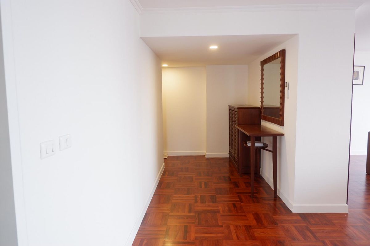 ให้เช่าคอนโดนานา : Omni Tower ซอยสุขุมวิท 4  ชั้น 14 ขนาด 132 ตรม. 2 ห้องนอนห้องมุม มองเห็นวิวสวยจากทุกห้อง พร้อมเฟอร์นิเจอร์ระดับไฮเอนด์