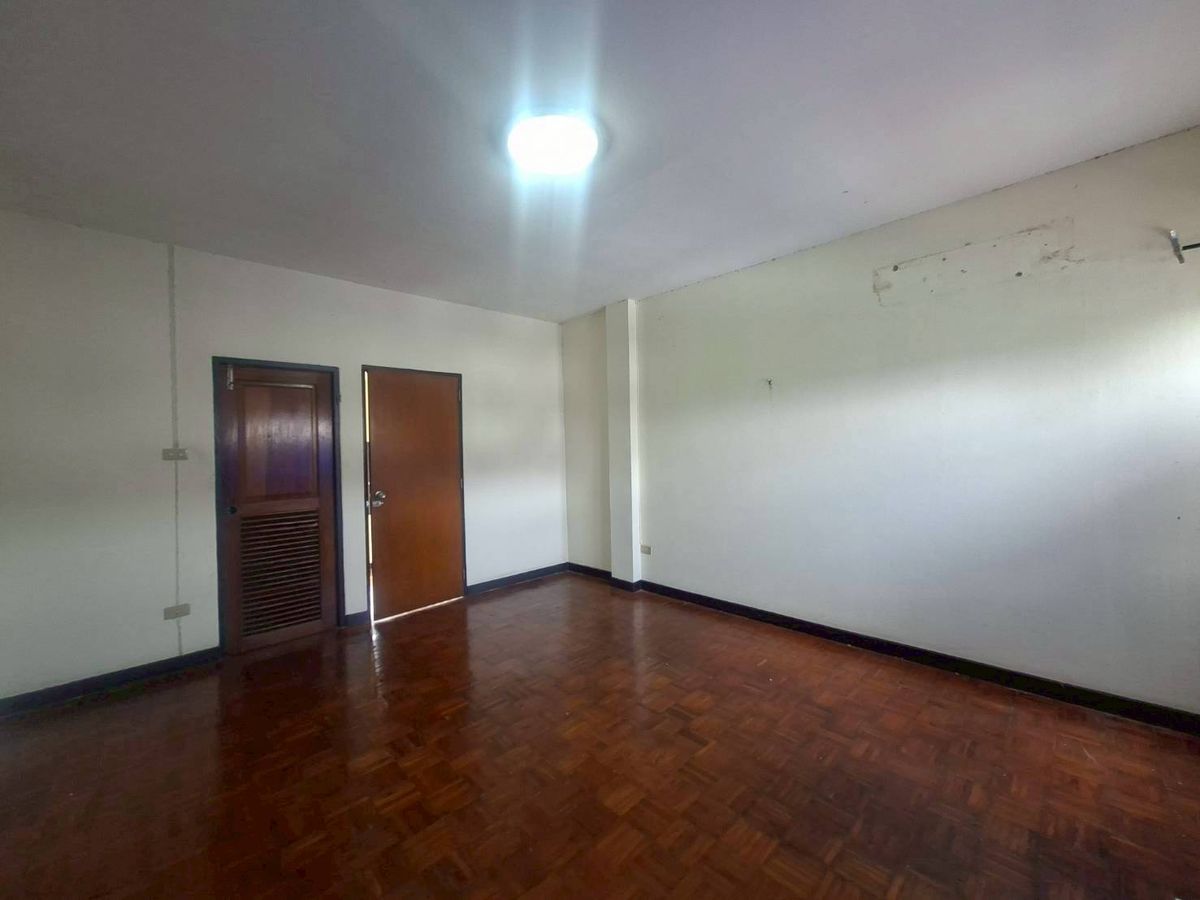 ขายทาวน์โฮมลาดกระบัง สุวรรณภูมิ : ขายด่วนทาวน์โฮม 3 ชั้น หมู่บ้านสวนหลวงโฮมเพลส เฉลิมพระเกียรติ ร.9 ซอย 30 (N.1854)