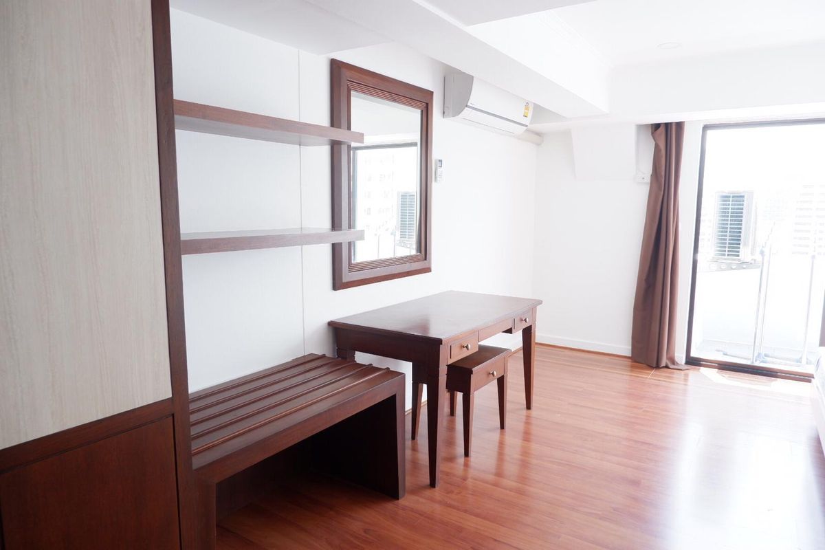 ให้เช่าคอนโดนานา : Omni Tower ซอยสุขุมวิท 4  ชั้น 14 ขนาด 132 ตรม. 2 ห้องนอนห้องมุม มองเห็นวิวสวยจากทุกห้อง พร้อมเฟอร์นิเจอร์ระดับไฮเอนด์