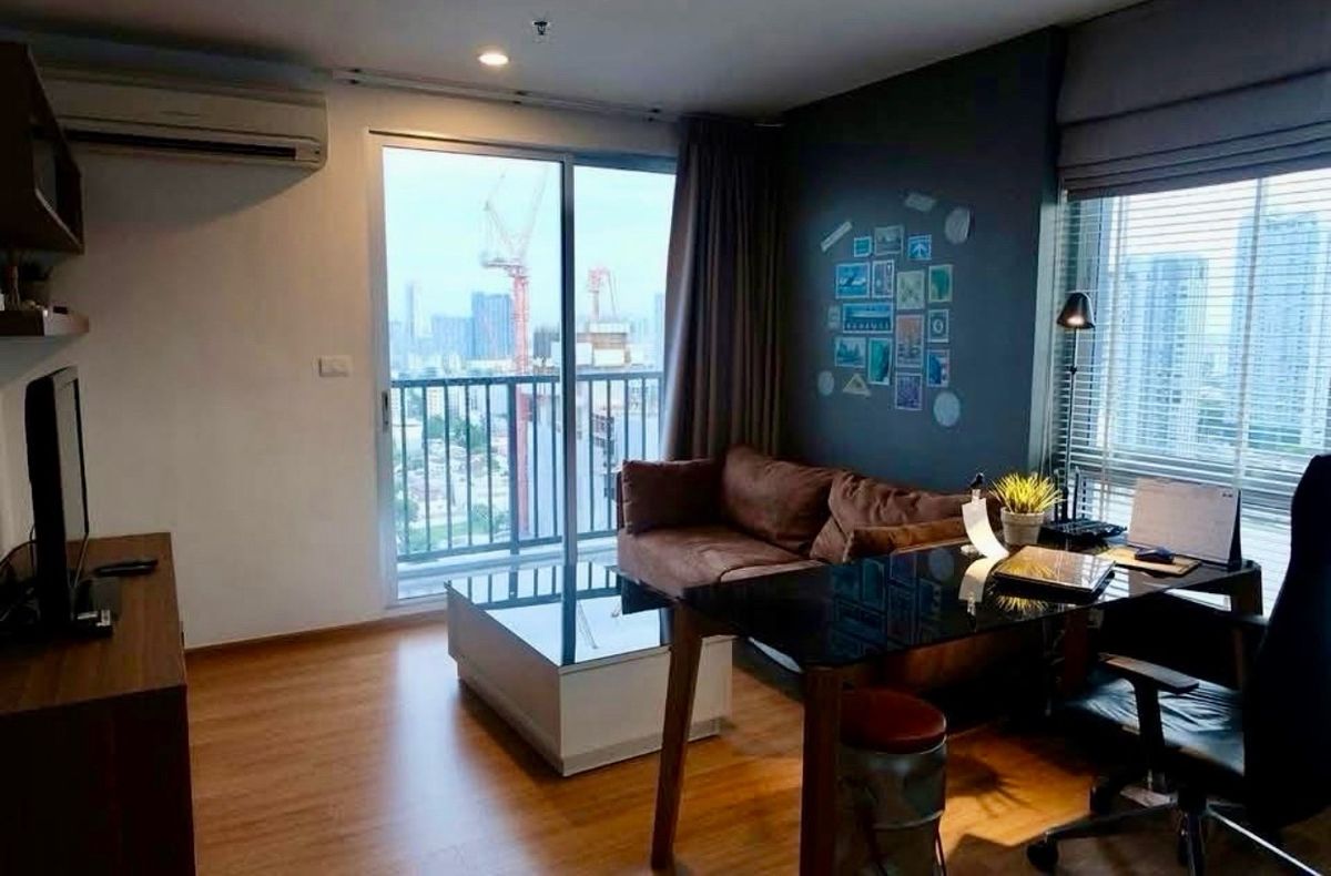 For RentCondoOnnut, Udomsuk : For rent, The Base S77, large room, 36 sq.w., 23rd floor, city view, swimming pool, corner room, beautiful decoration, electrical appliances and complete Near BTS Onnut Ready to enter the price of 18,000 baht