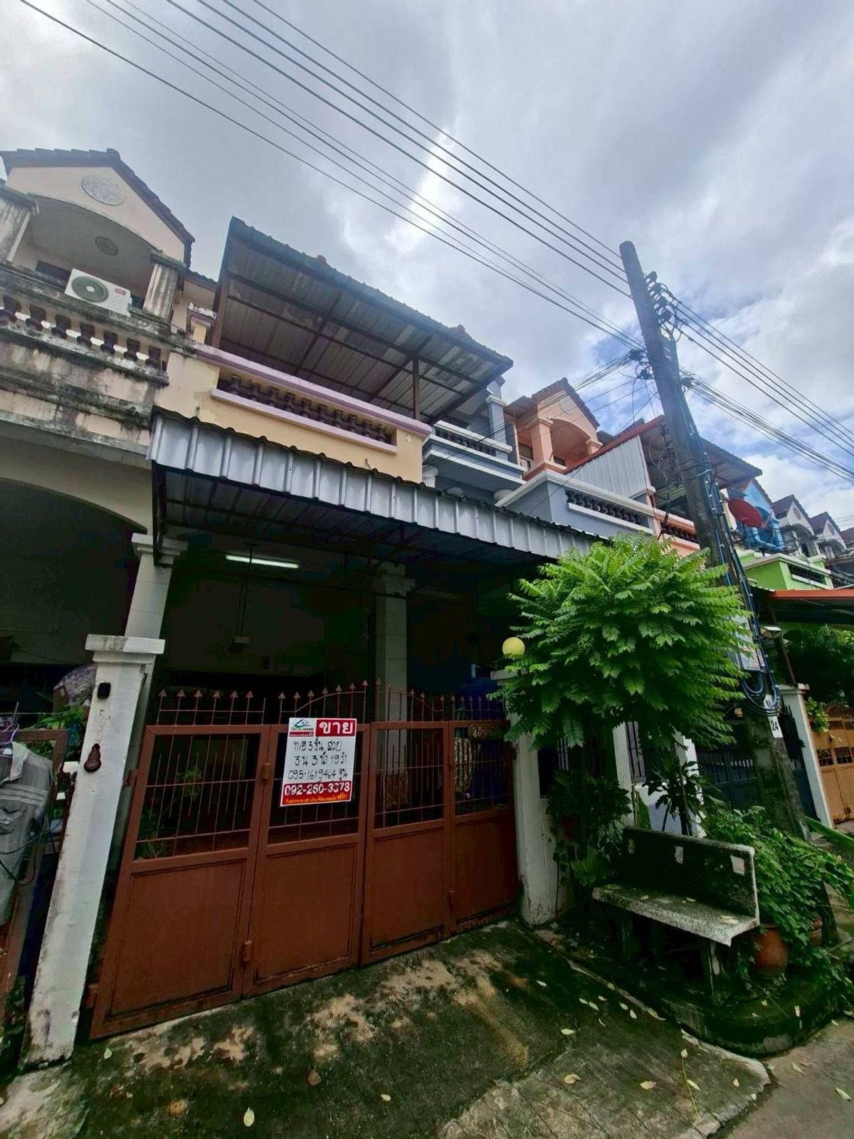 ขายทาวน์โฮมลาดกระบัง สุวรรณภูมิ : ขายด่วนทาวน์โฮม 3 ชั้น หมู่บ้านสวนหลวงโฮมเพลส เฉลิมพระเกียรติ ร.9 ซอย 30 (N.1854)