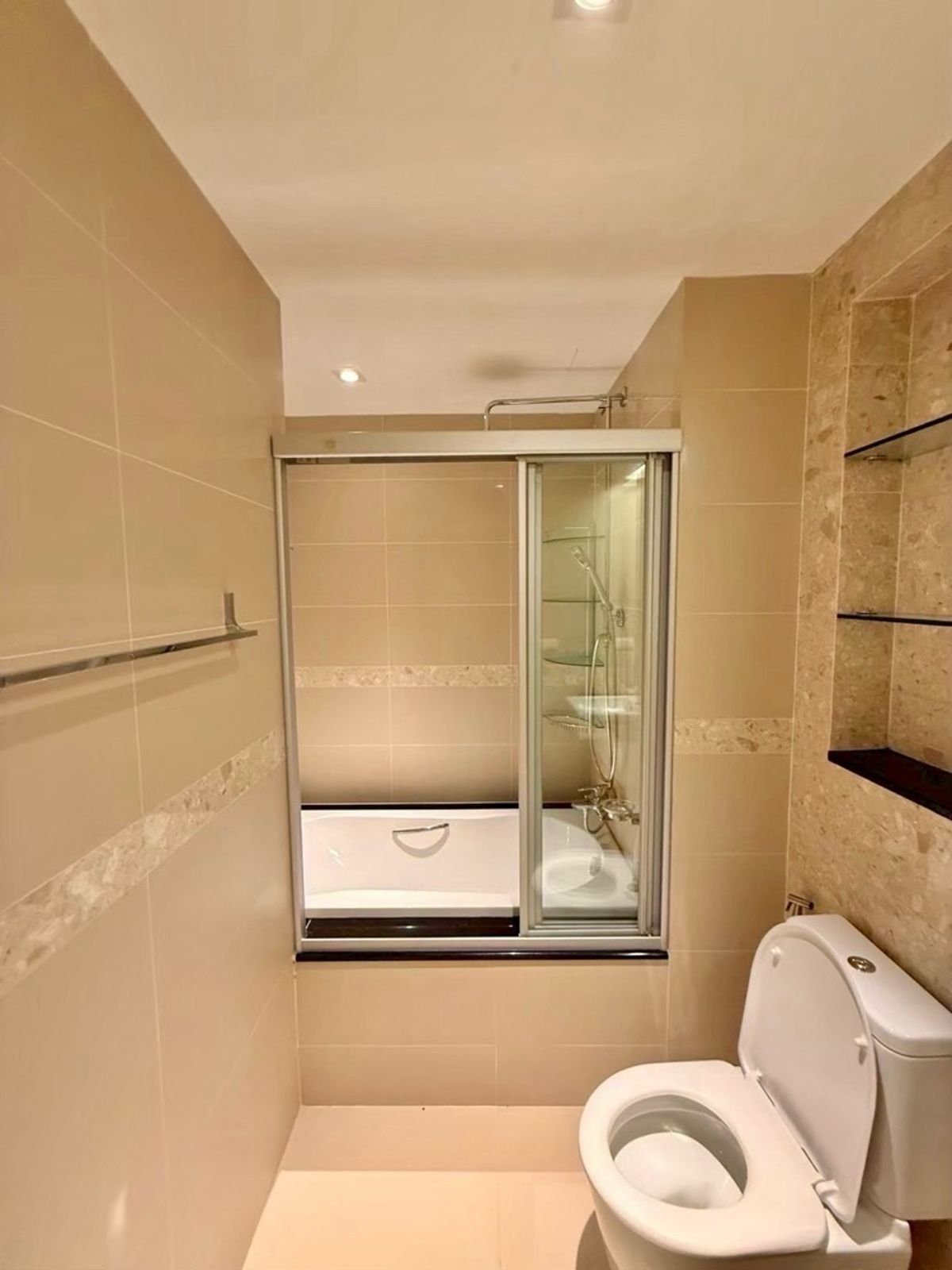 For RentCondoWitthayu, Chidlom, Langsuan, Ploenchit : ✨🏢 Rent a luxury condo in the heart of The Crest Ruamrudee Soi Ruamrudee 2 | Near BTS Ploenchit, Central Embassy, ​​Central Chidlom Condo, peaceful, beautiful, ready to move in. 🍃💫