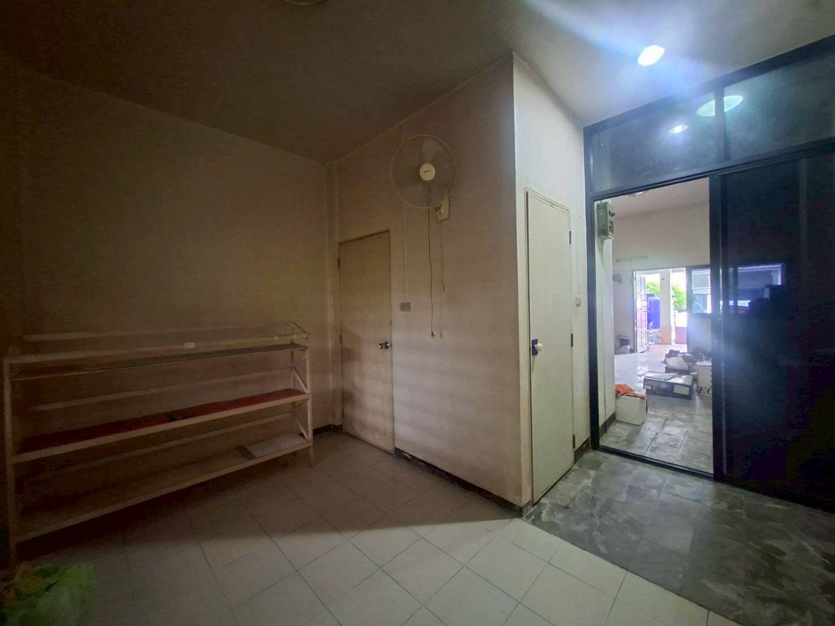 ขายทาวน์โฮมลาดกระบัง สุวรรณภูมิ : ขายด่วนทาวน์โฮม 3 ชั้น หมู่บ้านสวนหลวงโฮมเพลส เฉลิมพระเกียรติ ร.9 ซอย 30 (N.1854)