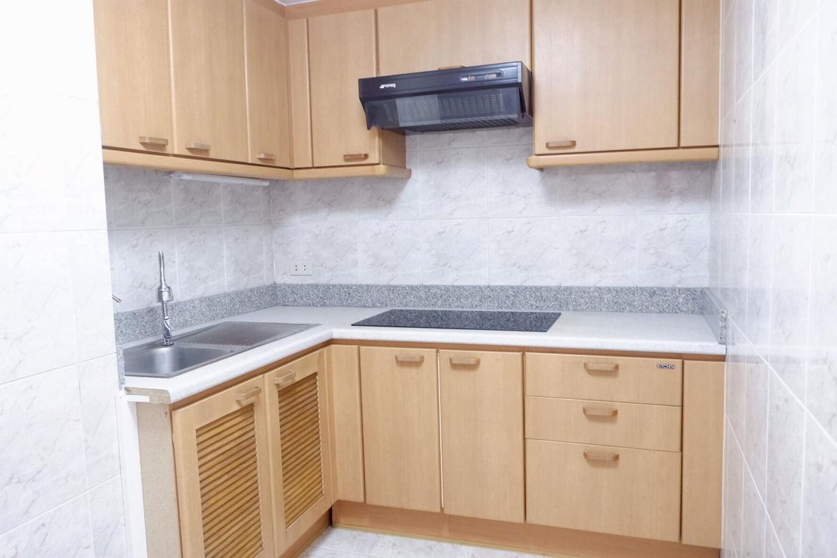 ให้เช่าคอนโดนานา : Omni Tower ซอยสุขุมวิท 4  ชั้น 14 ขนาด 132 ตรม. 2 ห้องนอนห้องมุม มองเห็นวิวสวยจากทุกห้อง พร้อมเฟอร์นิเจอร์ระดับไฮเอนด์