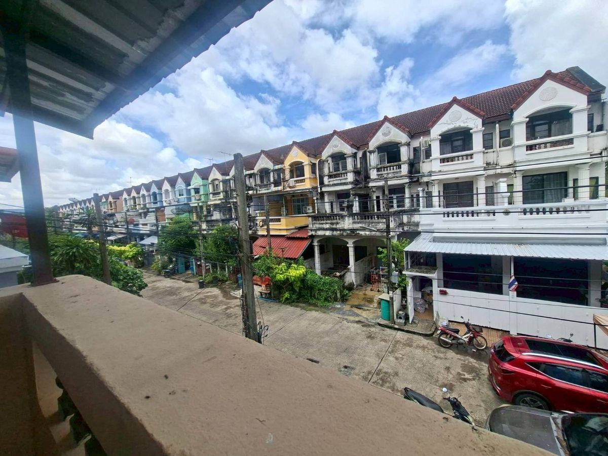 ขายทาวน์โฮมลาดกระบัง สุวรรณภูมิ : ขายด่วนทาวน์โฮม 3 ชั้น หมู่บ้านสวนหลวงโฮมเพลส เฉลิมพระเกียรติ ร.9 ซอย 30 (N.1854)