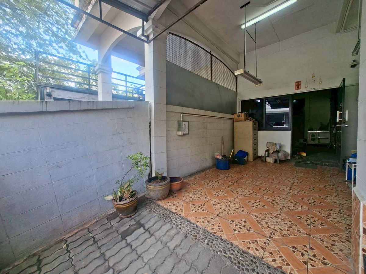 ขายทาวน์โฮมลาดกระบัง สุวรรณภูมิ : ขายด่วนทาวน์โฮม 3 ชั้น หมู่บ้านสวนหลวงโฮมเพลส เฉลิมพระเกียรติ ร.9 ซอย 30 (N.1854)