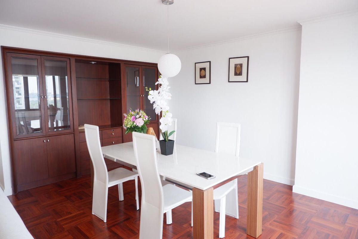 ให้เช่าคอนโดนานา : Omni Tower ซอยสุขุมวิท 4  ชั้น 14 ขนาด 132 ตรม. 2 ห้องนอนห้องมุม มองเห็นวิวสวยจากทุกห้อง พร้อมเฟอร์นิเจอร์ระดับไฮเอนด์