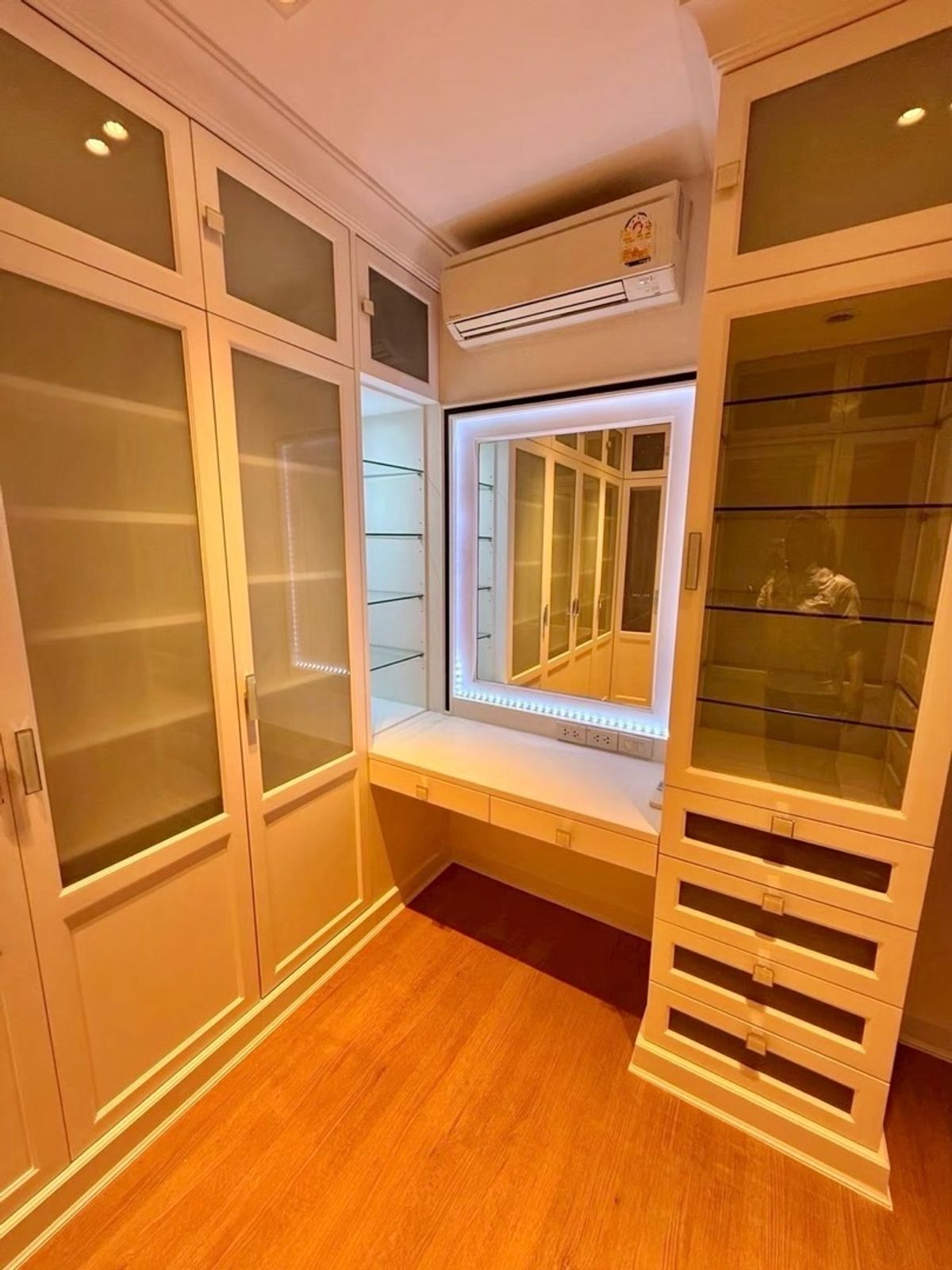 For RentCondoWitthayu, Chidlom, Langsuan, Ploenchit : ✨🏢 Rent a luxury condo in the heart of The Crest Ruamrudee Soi Ruamrudee 2 | Near BTS Ploenchit, Central Embassy, ​​Central Chidlom Condo, peaceful, beautiful, ready to move in. 🍃💫