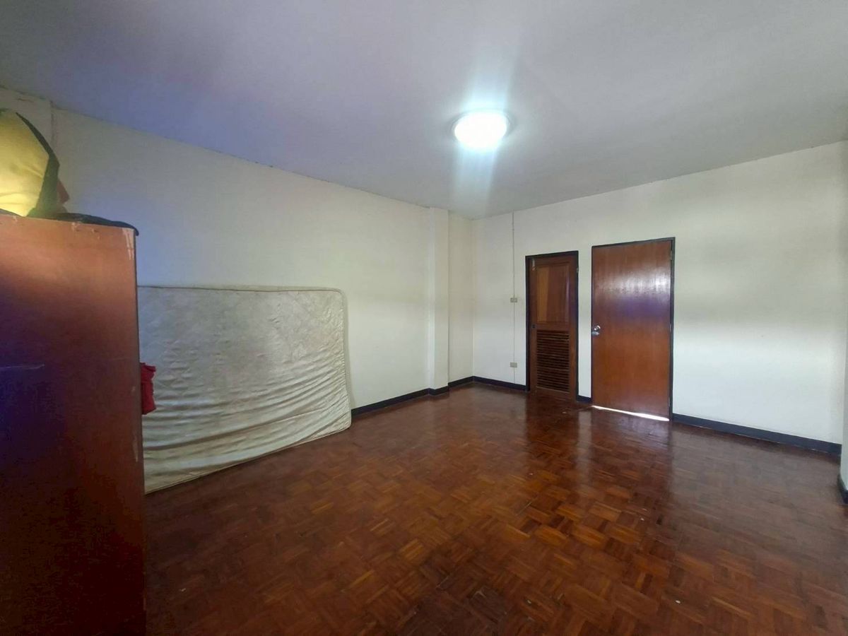 ขายทาวน์โฮมลาดกระบัง สุวรรณภูมิ : ขายด่วนทาวน์โฮม 3 ชั้น หมู่บ้านสวนหลวงโฮมเพลส เฉลิมพระเกียรติ ร.9 ซอย 30 (N.1854)