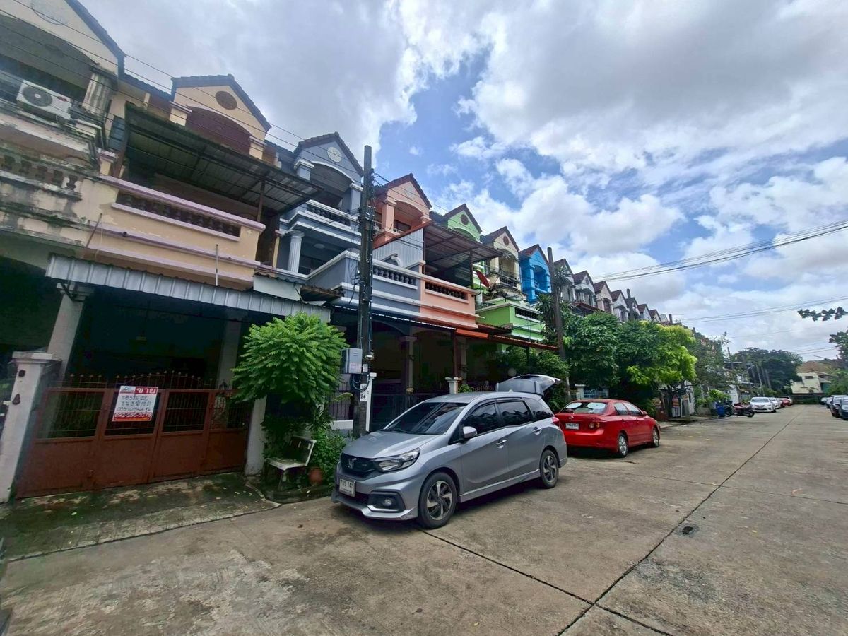 ขายทาวน์โฮมลาดกระบัง สุวรรณภูมิ : ขายด่วนทาวน์โฮม 3 ชั้น หมู่บ้านสวนหลวงโฮมเพลส เฉลิมพระเกียรติ ร.9 ซอย 30 (N.1854)