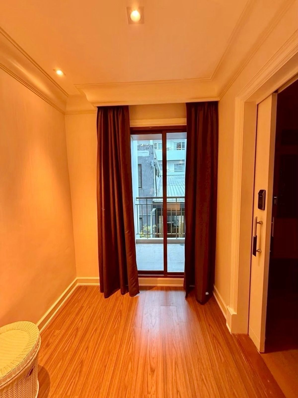 For RentCondoWitthayu, Chidlom, Langsuan, Ploenchit : ✨🏢 Rent a luxury condo in the heart of The Crest Ruamrudee Soi Ruamrudee 2 | Near BTS Ploenchit, Central Embassy, ​​Central Chidlom Condo, peaceful, beautiful, ready to move in. 🍃💫