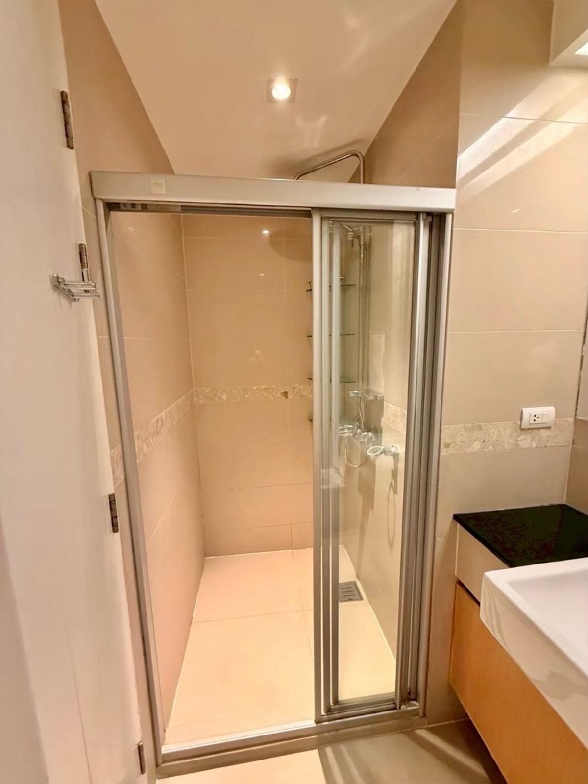 For RentCondoWitthayu, Chidlom, Langsuan, Ploenchit : ✨🏢 Rent a luxury condo in the heart of The Crest Ruamrudee Soi Ruamrudee 2 | Near BTS Ploenchit, Central Embassy, ​​Central Chidlom Condo, peaceful, beautiful, ready to move in. 🍃💫