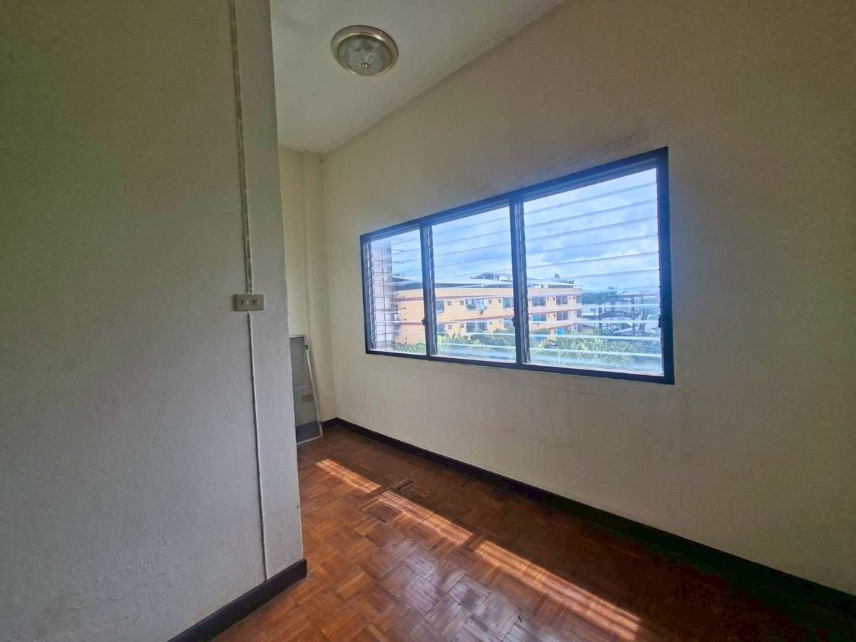 ขายทาวน์โฮมลาดกระบัง สุวรรณภูมิ : ขายด่วนทาวน์โฮม 3 ชั้น หมู่บ้านสวนหลวงโฮมเพลส เฉลิมพระเกียรติ ร.9 ซอย 30 (N.1854)