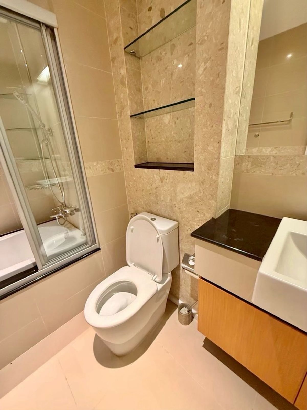 For RentCondoWitthayu, Chidlom, Langsuan, Ploenchit : ✨🏢 Rent a luxury condo in the heart of The Crest Ruamrudee Soi Ruamrudee 2 | Near BTS Ploenchit, Central Embassy, ​​Central Chidlom Condo, peaceful, beautiful, ready to move in. 🍃💫