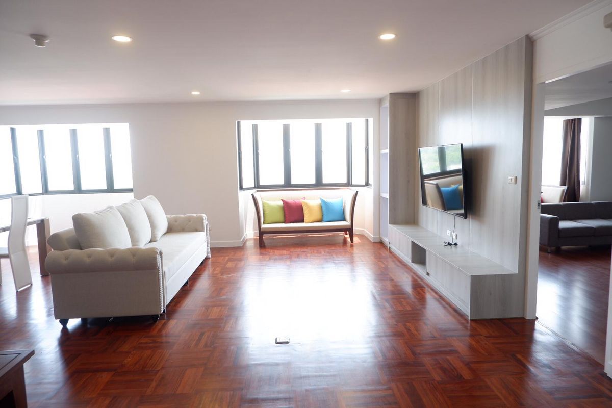 ให้เช่าคอนโดนานา : Omni Tower ซอยสุขุมวิท 4  ชั้น 14 ขนาด 132 ตรม. 2 ห้องนอนห้องมุม มองเห็นวิวสวยจากทุกห้อง พร้อมเฟอร์นิเจอร์ระดับไฮเอนด์