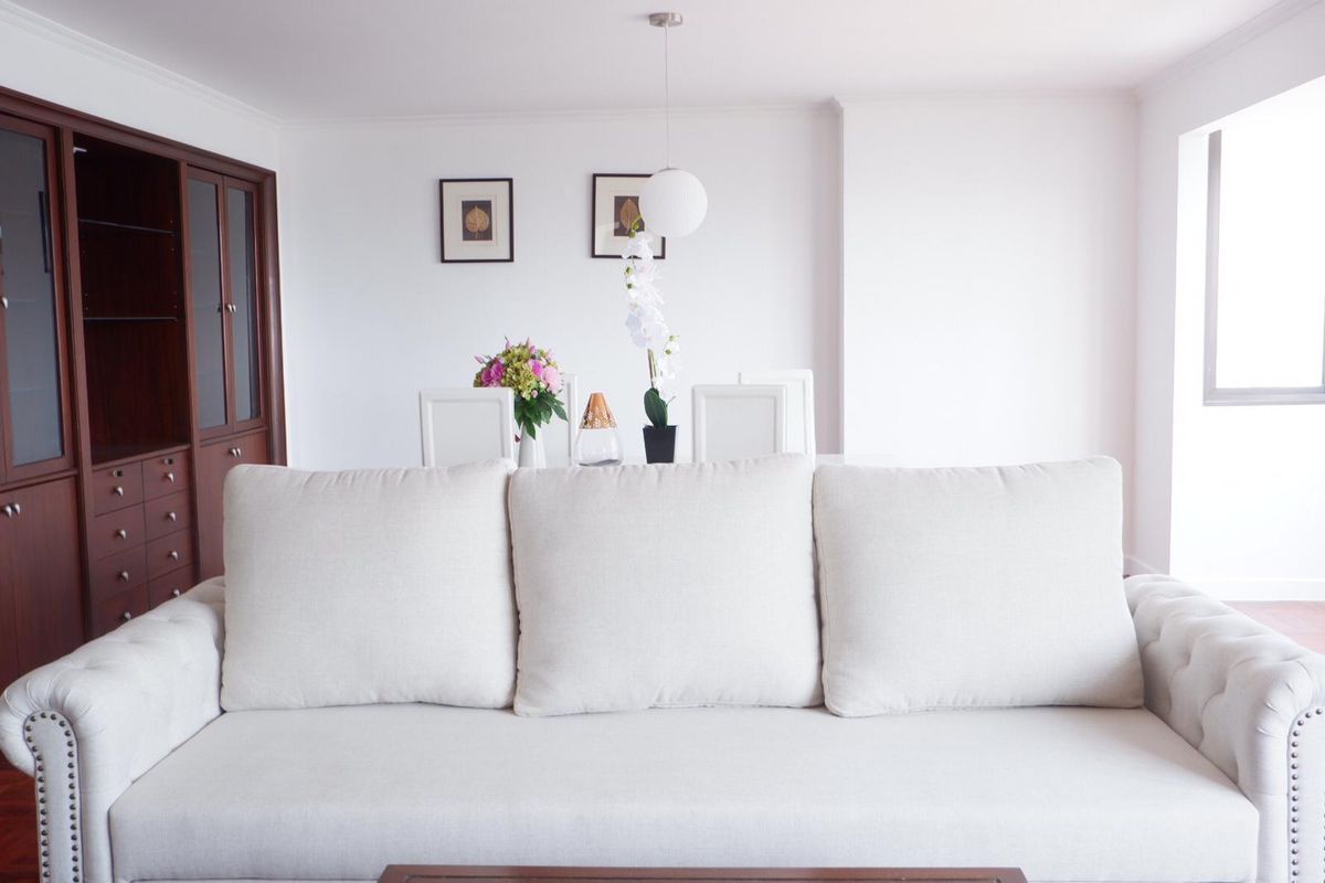 ให้เช่าคอนโดนานา : Omni Tower ซอยสุขุมวิท 4  ชั้น 14 ขนาด 132 ตรม. 2 ห้องนอนห้องมุม มองเห็นวิวสวยจากทุกห้อง พร้อมเฟอร์นิเจอร์ระดับไฮเอนด์