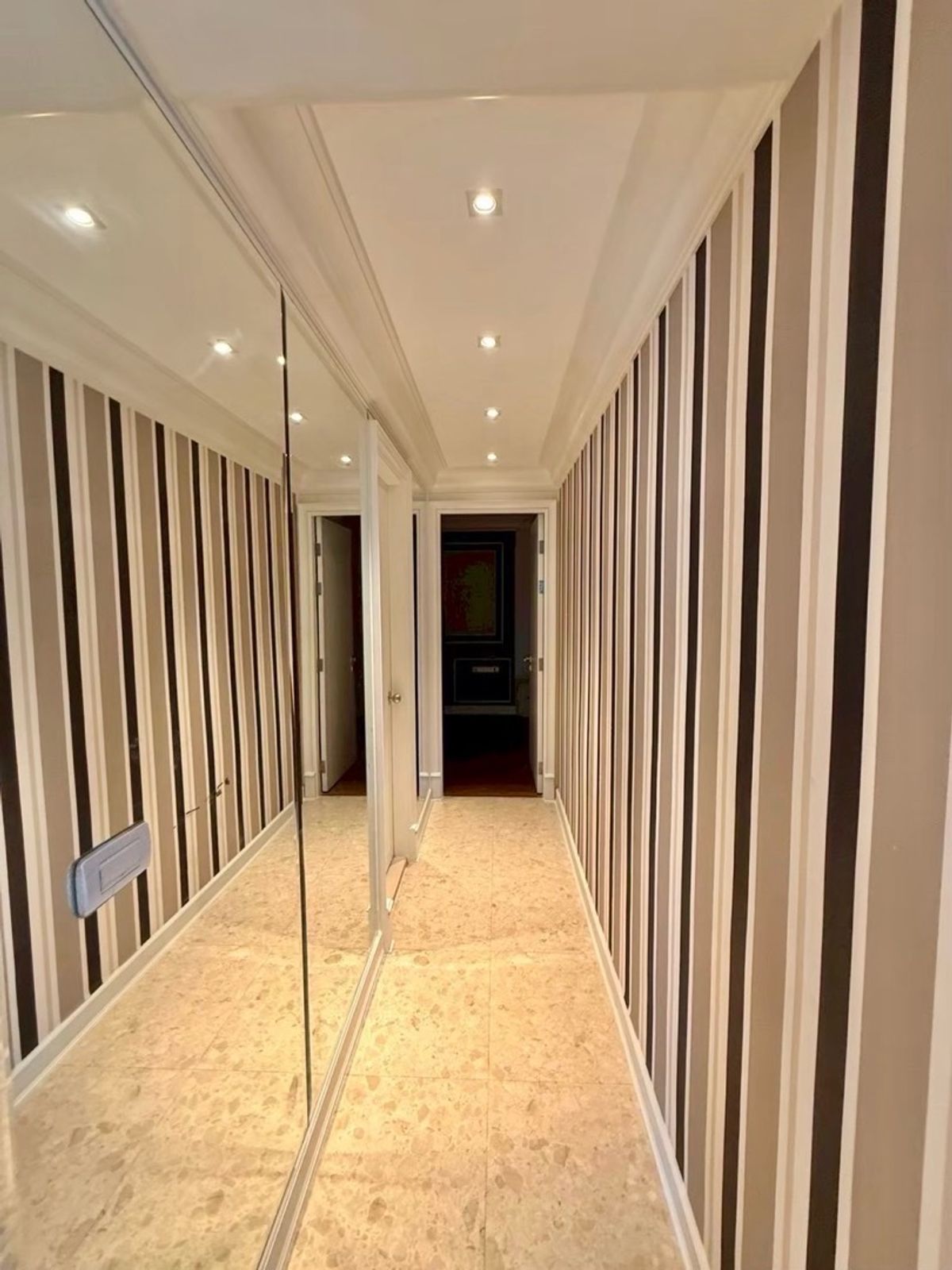 For RentCondoWitthayu, Chidlom, Langsuan, Ploenchit : ✨🏢 Rent a luxury condo in the heart of The Crest Ruamrudee Soi Ruamrudee 2 | Near BTS Ploenchit, Central Embassy, ​​Central Chidlom Condo, peaceful, beautiful, ready to move in. 🍃💫