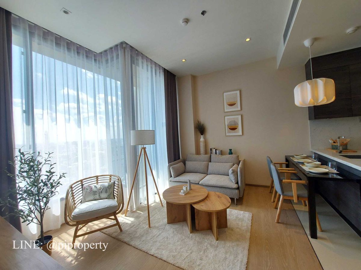 For RentCondoSukhumvit, Asoke, Thonglor : Elegant high floor 1 bedroom unit for rent in Esse Asoke. Boundless city view with imported furniture fully fitted. Esse Asokeにあるエレガントな高層階の1ベッドルームユニットの賃貸物件。輸入家具が完備された無限の街の景色。