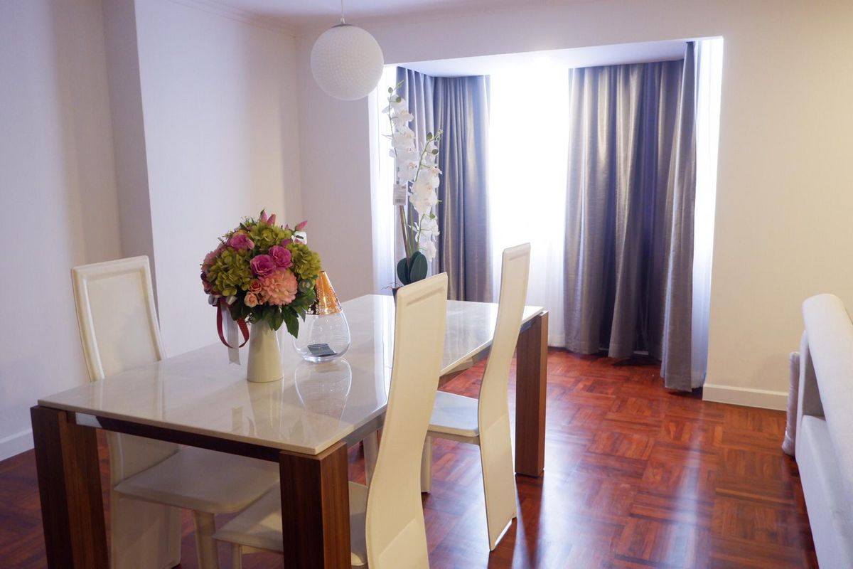 ให้เช่าคอนโดนานา : Omni Tower ซอยสุขุมวิท 4  ชั้น 14 ขนาด 132 ตรม. 2 ห้องนอนห้องมุม มองเห็นวิวสวยจากทุกห้อง พร้อมเฟอร์นิเจอร์ระดับไฮเอนด์