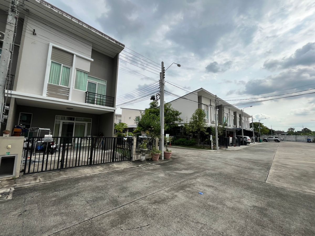 ขายทาวน์โฮมพระราม 5 ราชพฤกษ์ บางกรวย : ขายบ้านหลังมุม 