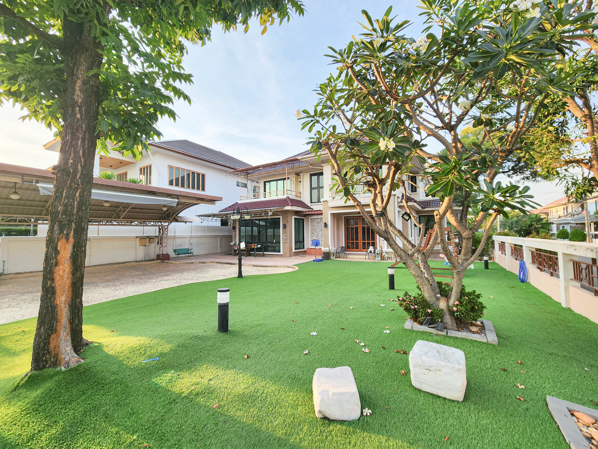 For SaleHouseSamut Prakan,Samrong : Spacious 2-Storey Detached House with Large Garden Land size: 156.4 sq.wah (≈ 625.6 sq.m.), usable area over 600 sq.m. Prime location with convenient access to Bhumibol Bridges 1–2, Industrial Ring Road, and Outer Ring Expressway.