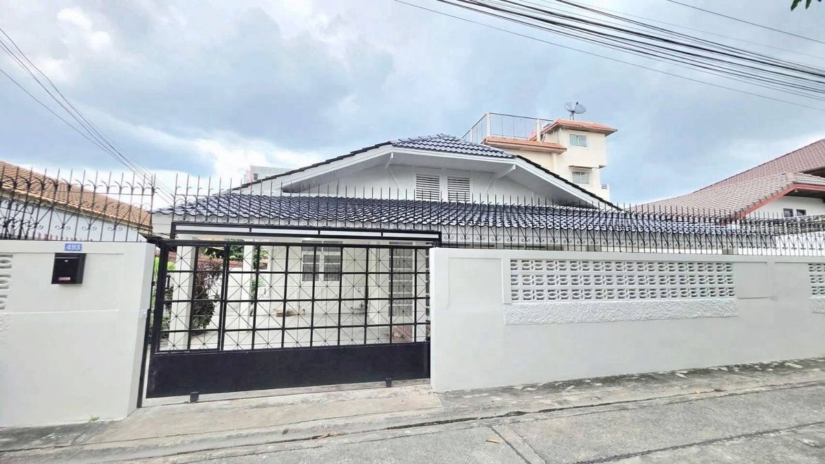 ให้เช่าบ้านรัชดา ห้วยขวาง : 🏡✨ บ้านเดี่ยวชั้นเดียว ตกแต่งหรู เฟอร์ครบ พร้อมเข้าอยู่   เนื้อที่ 60 ตร.วา • ตกแต่งสวย หรู เฟอร์ครบ4 ห้องนอน 💞