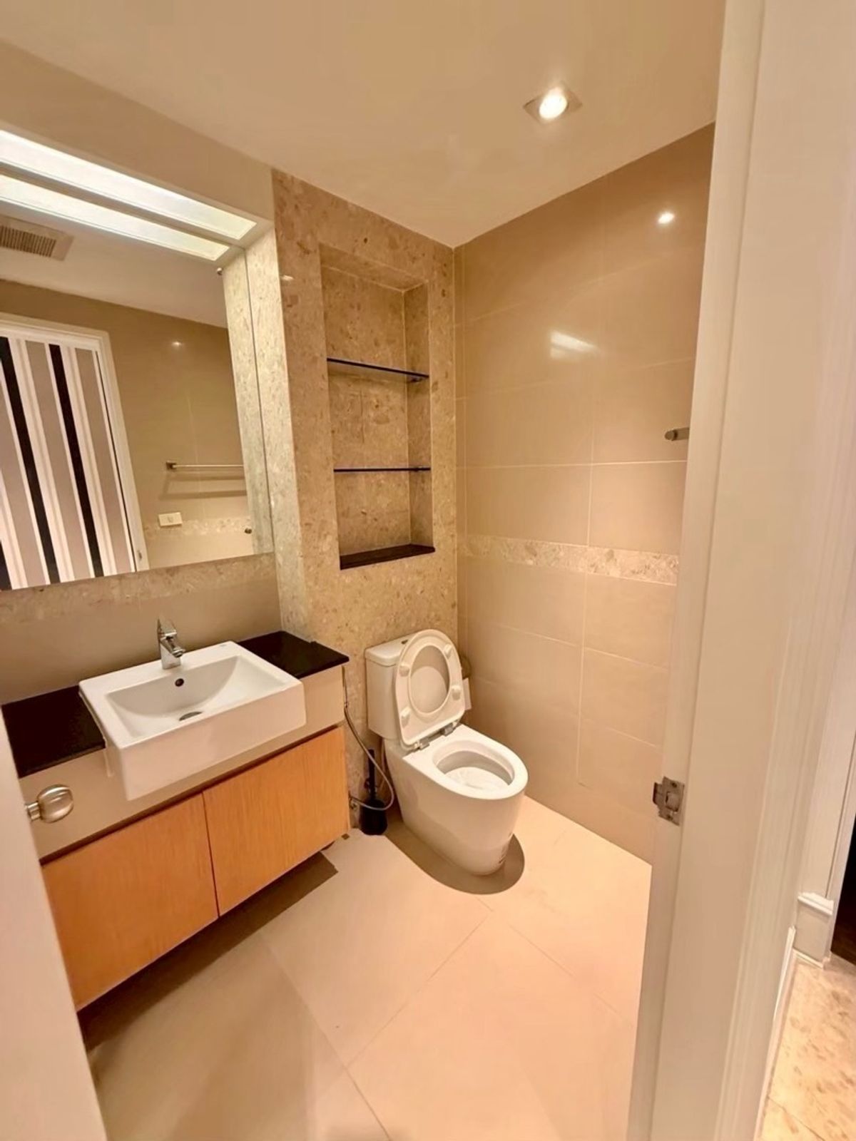 For RentCondoWitthayu, Chidlom, Langsuan, Ploenchit : ✨🏢 Rent a luxury condo in the heart of The Crest Ruamrudee Soi Ruamrudee 2 | Near BTS Ploenchit, Central Embassy, ​​Central Chidlom Condo, peaceful, beautiful, ready to move in. 🍃💫